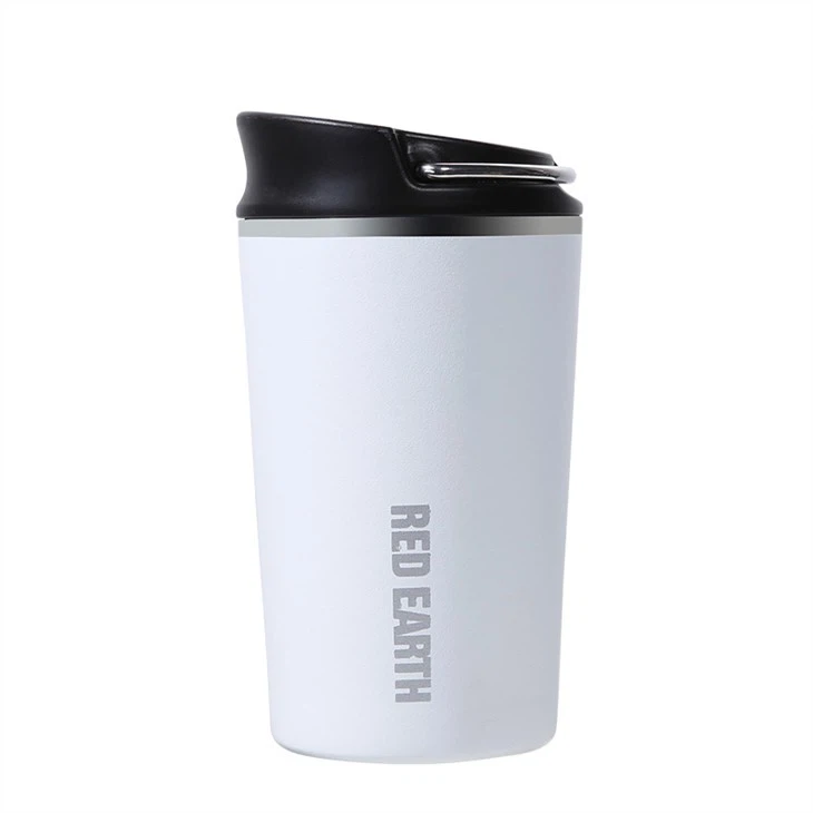 Tasses de gobelet à café de sport de flacon isolé